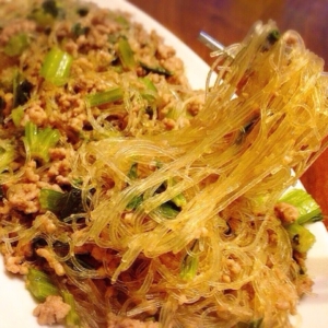 84dc2cba0146a0313090d61a1234b2e6 300x300 - ごま油香る 野菜のいろどり簡単チャプチェ 塩分2㌘