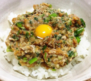 9814a08547a560c3183de2255ae05aaf861ab210.640x640.cut  e1623408731340 300x267 - 鯖味噌煮缶でなめろう丼 塩分1㌘